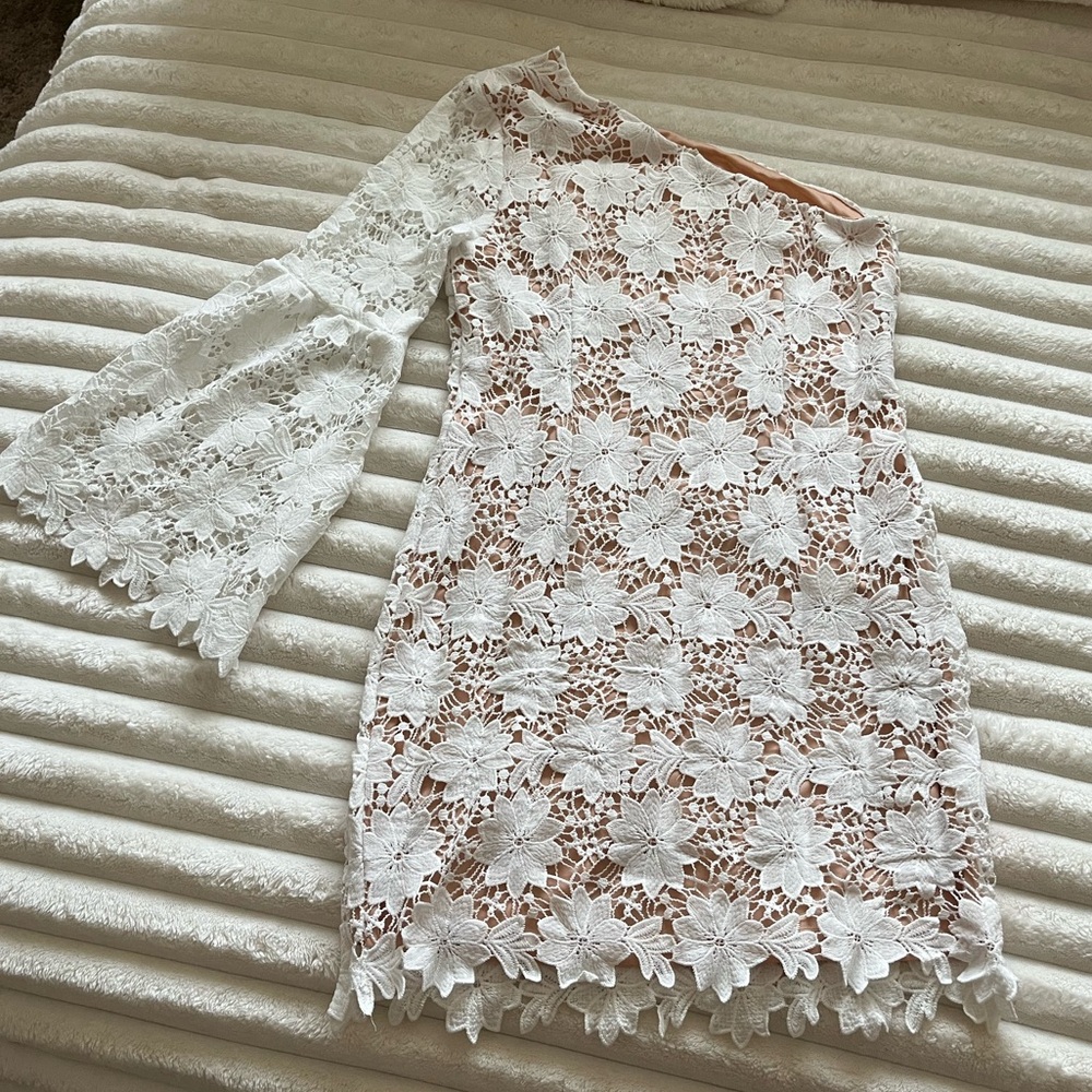 NWOT Bell Sleeve Floral Lace Body Con One-Shoulder Dress! - Picture 5 of 10